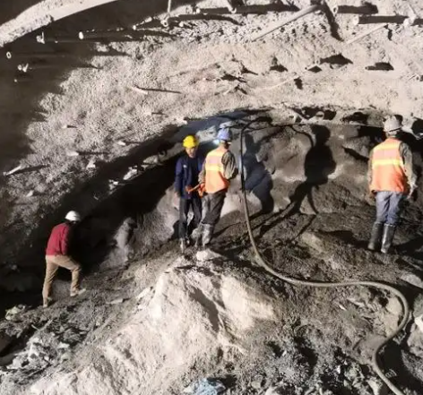 贡觉隧道拱顶带模注浆料，微膨胀注浆料的特点及施工工艺